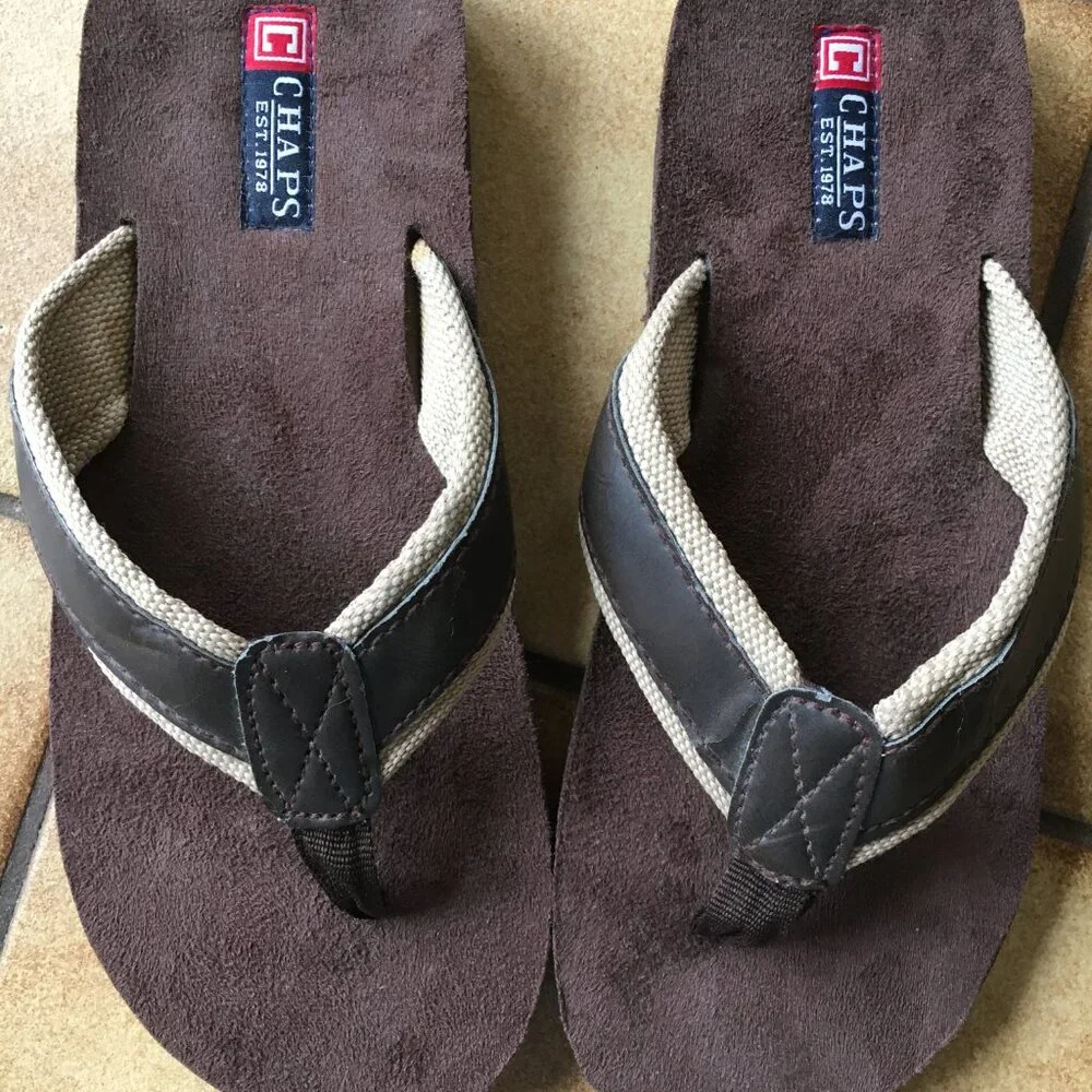 CHAPS Men’s Flip Flop Sandals Brown & Tan Memory Foam Size L (10-11) NWOT